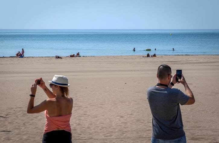 Selfies y primer bronceado tras el fin del desconfinamiento en la playa occitana de Narbona. (Eric CABANIS/AFP )