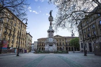 El paseo de Sarasate deja de tener tráfico en su lado norte, que pasa a ser peatonal. (Aritz LOIOLA/FOKU)