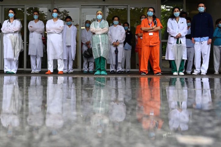 El personal sanitario guarda un minuto de silencio a las puertas de un hotel de Madrid. (Gabriel BOUYS / AFP) 