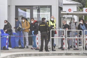 Trabajadores de VW Nafarroa, en el momento de salir de la fábrica. (Idoia ZABALETA/FOKU)