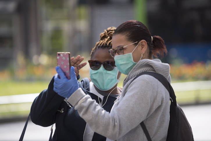 Dos mujeres con mascarilla en Donostia. (Juan Carlos RUIZ/FOKU)