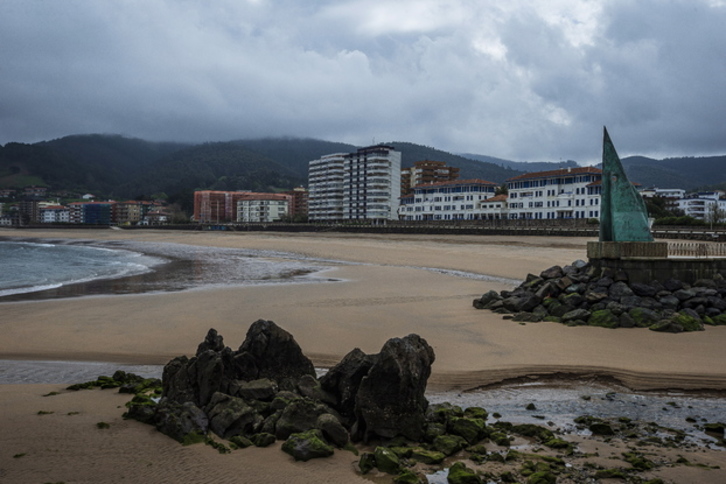 La playa de Bakio, desierta durante las semanas de confinamiento. (Aritz LOIOLA / FOKU)