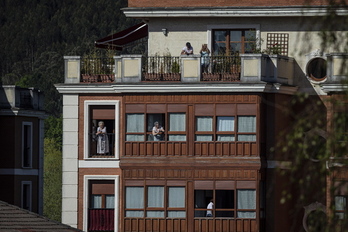 La ciudadanía lleva dos meses aplaudiendo desde ventanas y balcones. (Aritz LOIOLA / FOKU)