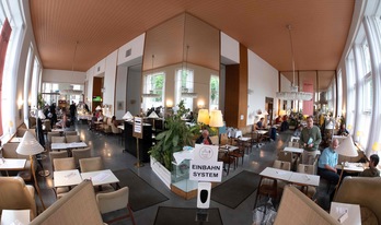 Imagen de una cafetería-restaurante de Austria.(JorKLAMAR/AFP)