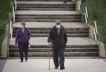 Un ciudadano y una ciudadana de Donostia con mascarilla. (Gorka RUBIO / FOKU)