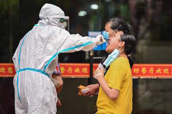 En Wuhan se siguen haciendo controles del coronavirus. (Héctor RETAMAL/STF)