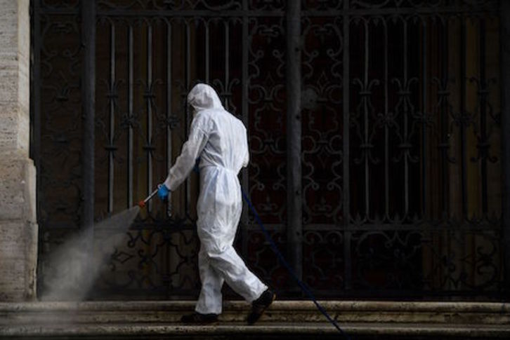 Desinfección en una calle de Roma. (Filippo MONTEFORTE/AFP)