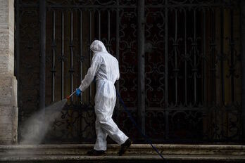 Desinfección en una calle de Roma. (Filippo MONTEFORTE/AFP)