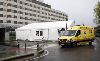 Una ambulancia accede al hospital de La Paz en Madrid. (J. DANAE/FOKU)