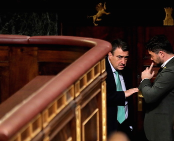 Gabriel Rufián y Aitor Esteban, portavoces de ERC y PNV, charlan en el Congreso de Diputados. (J. DANAE/FOKU)