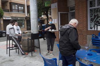 Los bares podrán acoger clientes en su interior en la segunda fase. (Iñigo URIZ/FOKU) 