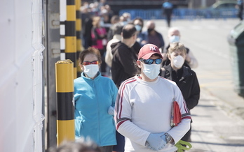 Ciudadanos con mascarillas en Iruñea. (Jagoba MANTEROLA/FOKU)