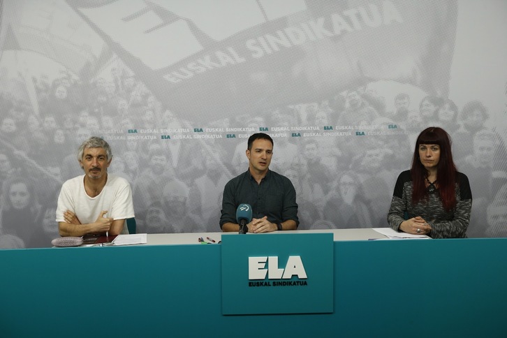 Mikel Noval, Mitxel lakuntza y Maialen Aranburu han presentado las propuestas de ELA para salid de la crisis del covid-19. (Aritz LOIOLA/FOKU)