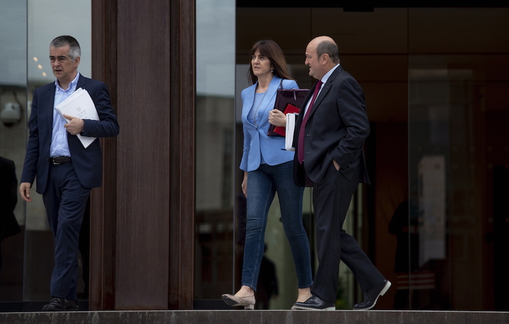 Idoia Mendia junto a Andoni Ortuzar y Miguel Ángel Morales. (Raúl BOGAJO/FOKU)