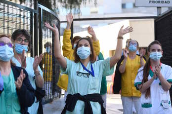 Sanitarias en el Gregorio Marañón de Madrid. (Pierre Philippe MARCOU | AFP)