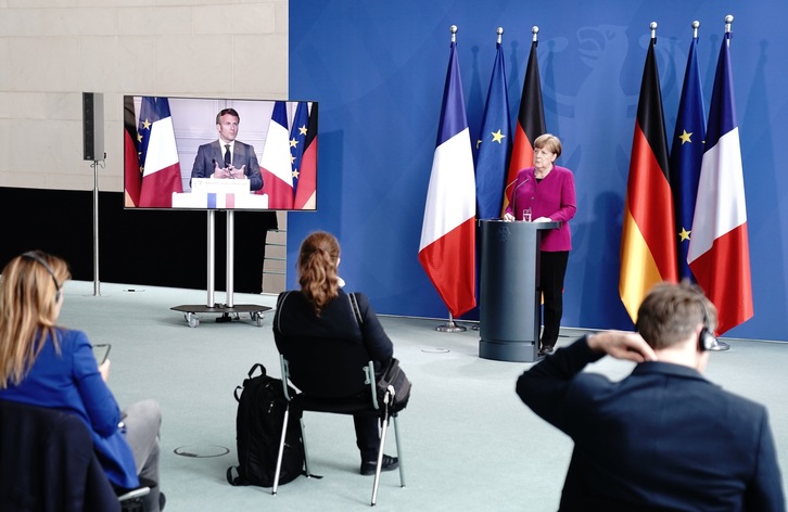 Angela Merkel durante la conferencia de prensa conjunta con el presidente francés, Emmanuel Macron, quien asiste a través de un enlace de video, (Kay NIETFELD/ AFP)