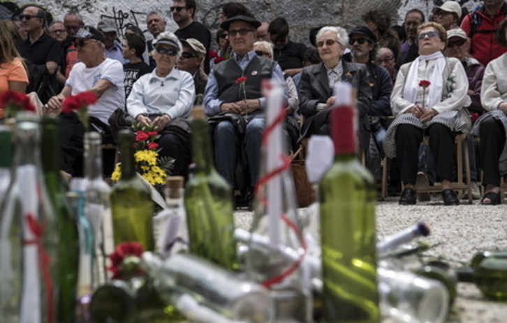 Homenaje de 2017 frente al portón de la prisión. (Jagoba MANTEROLA/FOKU)