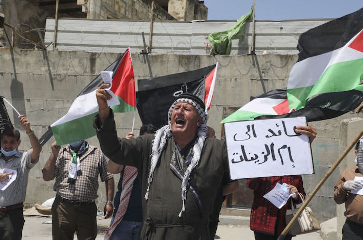 Palestinos protestan contra el muro del apartheid en Tulkarem con motivo del 72 aniversario de la Nakba. (Jaafar ASHTIYEH/AFP)