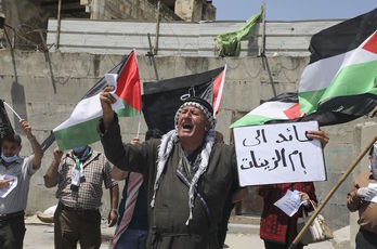 Palestinos protestan contra el muro del apartheid en Tulkarem con motivo del 72 aniversario de la Nakba. (Jaafar ASHTIYEH/AFP)