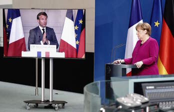 Emmanuel Macron –por videoconferencia– y Angeka Merkel, en su comparecencia conjunta del lunes. (KAY NIETFELD / AFP) 