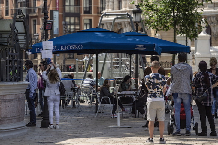 Una terraza en Bilbo. (Aritz LOIOLA / FOKU)