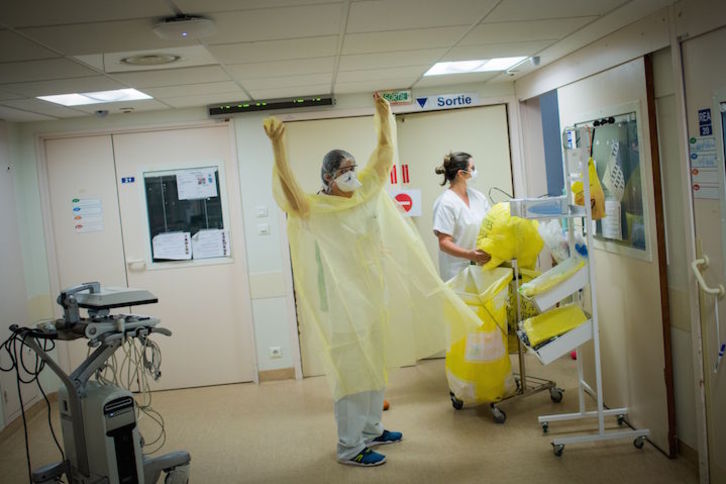 Una enfermera se dispone a entrar en la habitación de un enfermo de covid-19 en un hospital de Nantes. (Loic VENANCE/AFP)