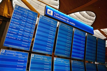 Un casi vacío panel de vuelos en el aeropuerto de Barajas. (GABRIEL BOUYS / AFP) 