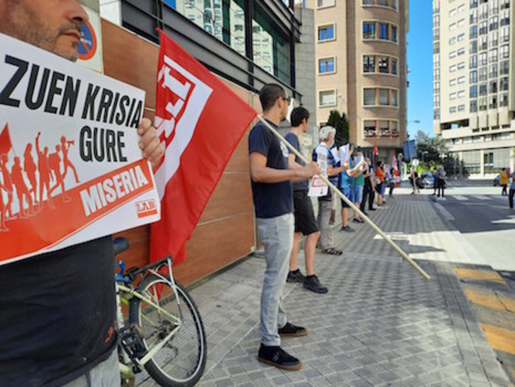 Represantantes de LAB se han concentrado frente a la sede del CEN en Iruñea. (LAB)