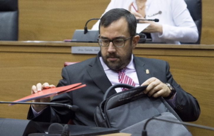 El vicelehendakari Javier Remírez ha defendido la ley en el Parlamento en nombre del Gobierno. (Jagoba MANTEROLA/FOKU)