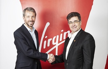 José Miguel García, Consejero Delegado de Euskaltel, y Josh Bayliss, CEO del Grupo Virgin, posan tras el acuerdo alcanzado. (Euskaltel)