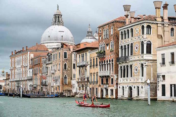 Gondoleros practican en el Gran Canal de Venecia. (Vicenzo PINTO/AFP)