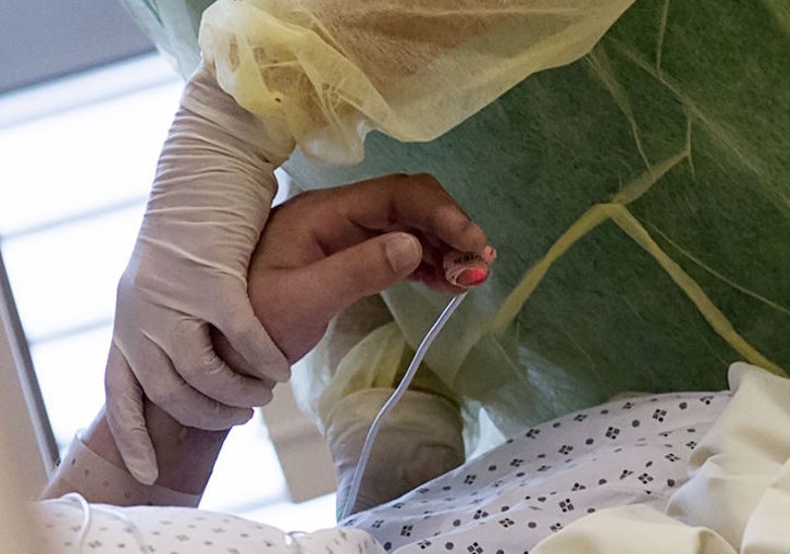 Una enfermera atiende a un paciente con covid-19 en LA UCI del hospital de Nantes. (Loic VENANCE/AFP)