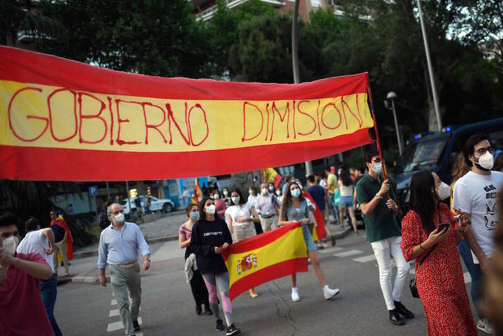 Manifestantes piden la dimisión del Gobierno Sánchez en Madrid. (Javier SORIANO / AFP)