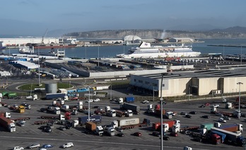 Este año han ocurrido dos accidentes laborales mortales en el Puerto de Bilbao. (Luis JAUREGIALTZO/FOKU)