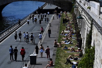 Tomando el sol y paseando a orillas del Sena, a pesar de que aún haya restricciones en el Estado francés. (Stephane DE SAKUTIN / AFP PHOTO)