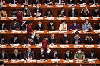 Representantes con mascarilla durante el encuentro anual de la ANP china. (Leo RAMIREZ/AFP)