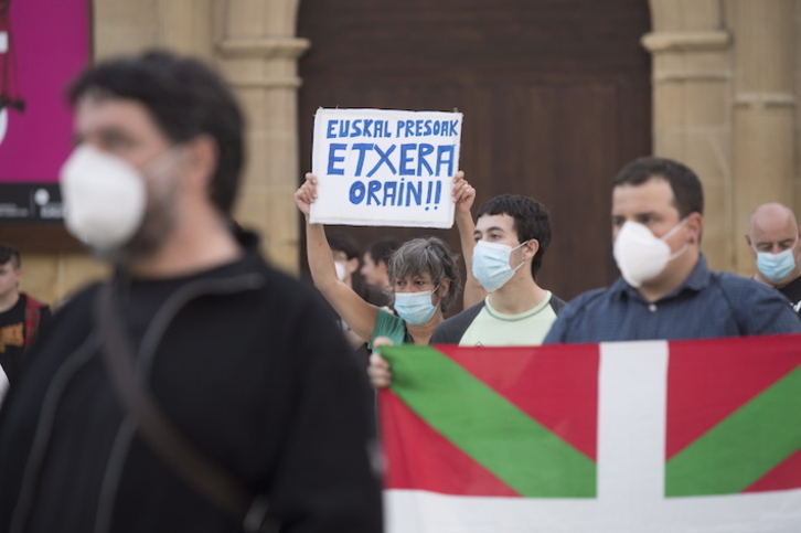 Patxi Ruizekin elkartasunez elkarretaratzea egin zuten atzo Donostian. (Juan Carlos RUIZ/FOKU)