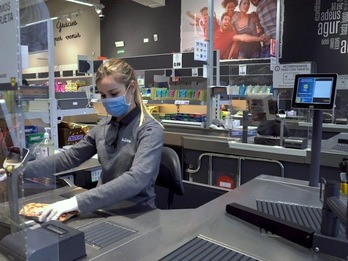 Imagen de una trabajadora del supermercado. (LIDL)