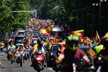 Una manifestante con máscara antigubernamental. (Javier SORIANO | AFP)