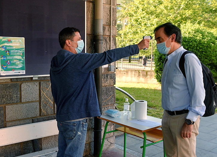 Toma de temperatura a un profesor en un centro de Bilbo. (Luis JAUREGIALTZO/FOKU)