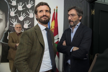 Pablo Casado, junto a Iñaki Oyarzábal, en su última visita a Euskal Herria en febrero a Ermua. (Raúl BOGAJO/FOKU)