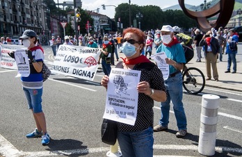 La movilización de pensionistas de este lunes en Bilbo. (Luis JAUREGIALTZO | FOKU)