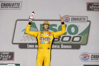 Kyle Busch, con mascarilla, celebra su victoria en la carrera de Charlotte de la Nascar. (Chris GRAYTHEN/AFP)