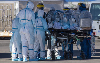 Txileko osasun arlo langileak Santiagoko aireportuan. (Martin BERNETTI/AFP)