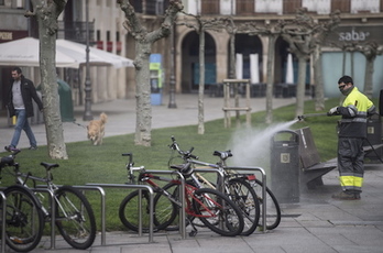 Un empleado municipal limpia una zona de la plaza del Castillo. (Jagoba MANTEROLA/FOKU)