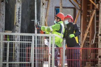 Trabajadores durante la pandemia en París. (Christophe PETIT TESSON | AFP)