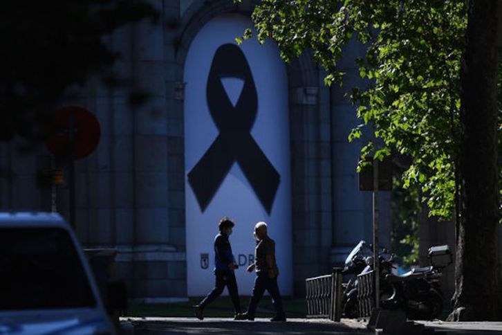 Crespón negro en Madrid el primer día de luto en el Estado español. (Gabriel BOUYS/AFP) 