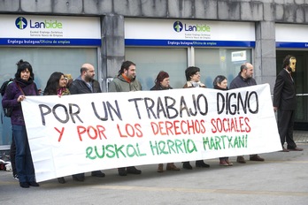 Lanbide gestiona la RGI y los colectivos sociales critican su actuación que pone obstáculos para recibir la ayuda social. (Marisol RAMIREZ/FOKU)