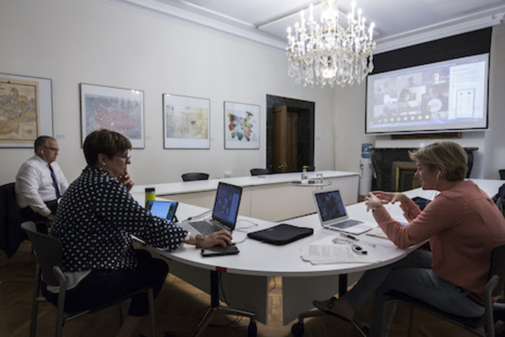 Imagen de una reunión telemática de la Mesa de los Sanfermines celebrada este año. (AYUNTAMIENTO DE IRUÑEA)