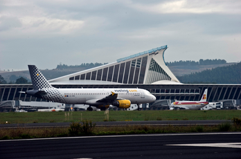 Avión de Vueling en el aeropuerto de Loiu. (Luis JAUREGIALTZO/FOKU).